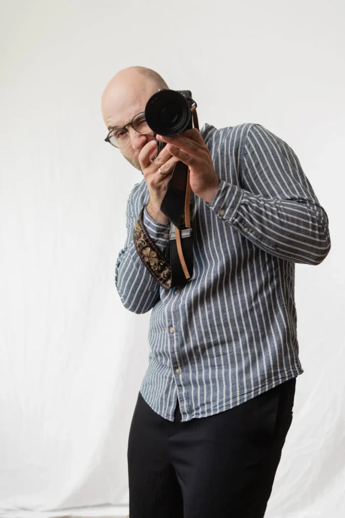 Richard Klinkert fotografiert mit seiner Kamera