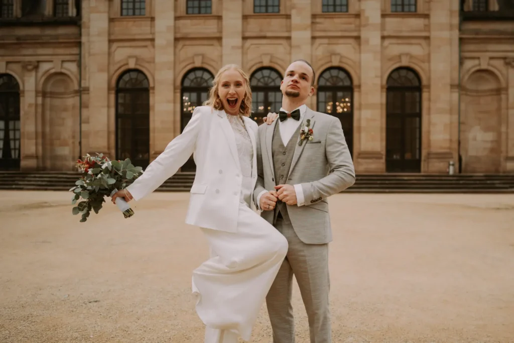 Hochzeit im Schlossgarten Fulda: Stella und Alex tanzen vor der Orangerie