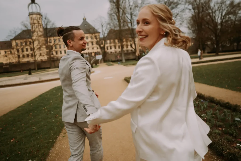 Paarshooting zur Hochzeit im Schlossgarten Fulda vor dem Stadtschloss