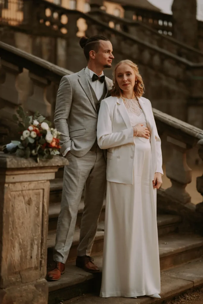Hochzeit im Schlossgarten Fulda: Brautpaar auf der Barocktreppe