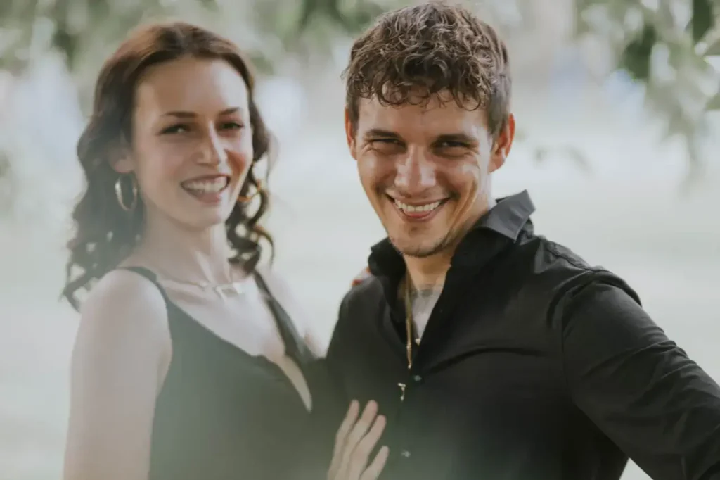 Gästepaar lacht in die Kamera auf der Hochzeit an der Donau