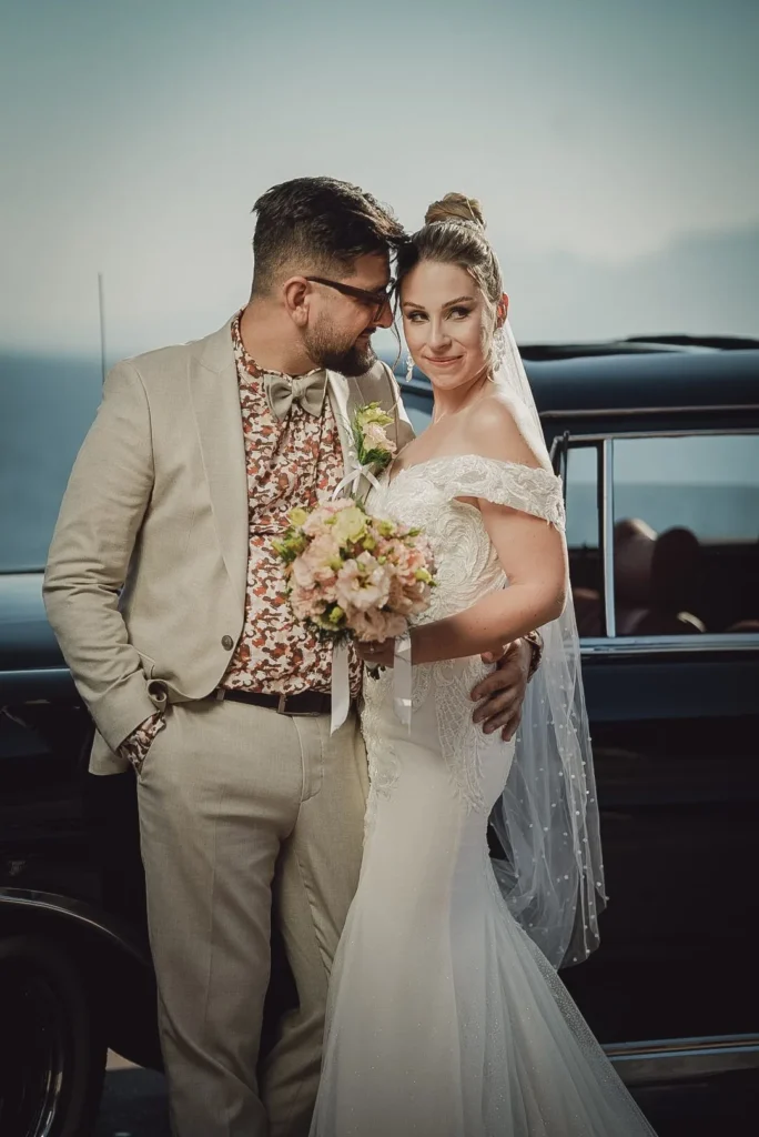 Hochzeitsfotograf Fulda - Brautpaar mit Brautstrauß am Oldtimer