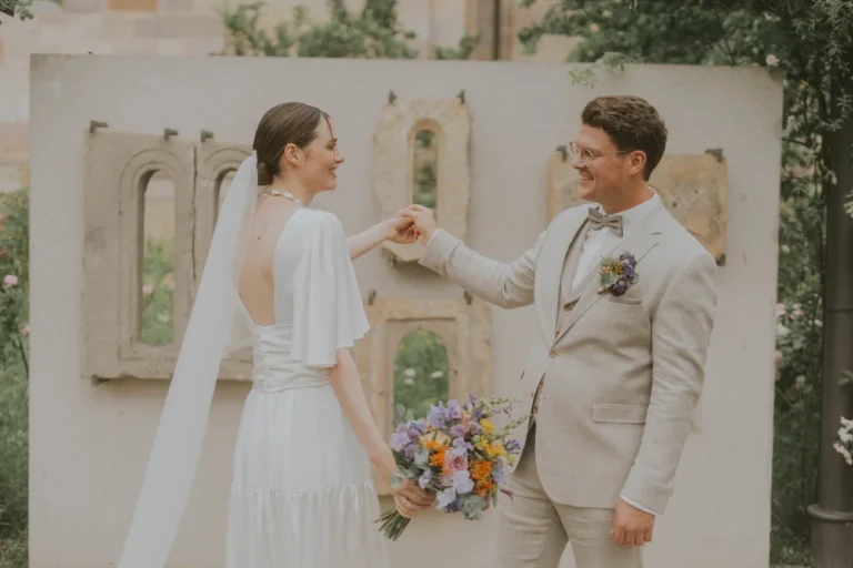 Gwen und Konstantin unter einer langen Pergola