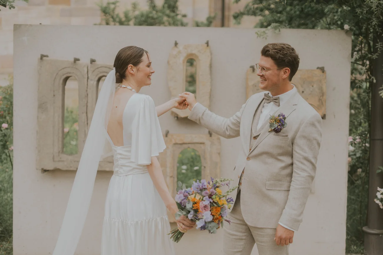 Gwen und Konstantin unter einer langen Pergola
