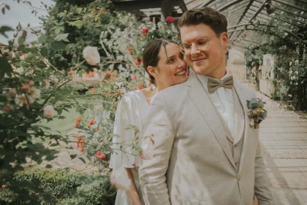 Gwen und Konstantin lachen Wange an Wange im Rosengarten