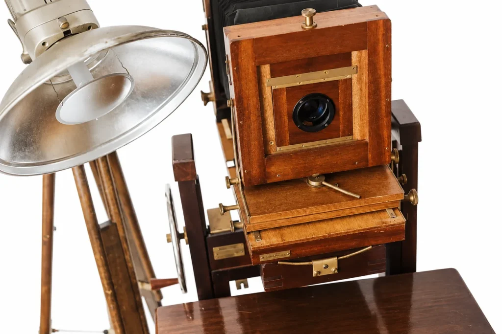 Holzkamera und Blitzlampe der Vintage-Fotobox