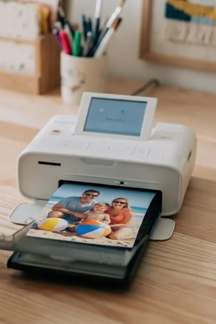 Fotodrucker der Fotobox mit frisch gedrucktem Sofortbild
