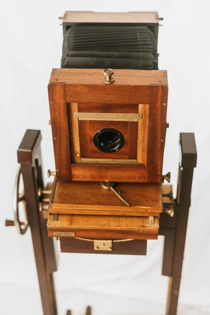 Fotobox mit Holz-Balgenkamera auf Stativ