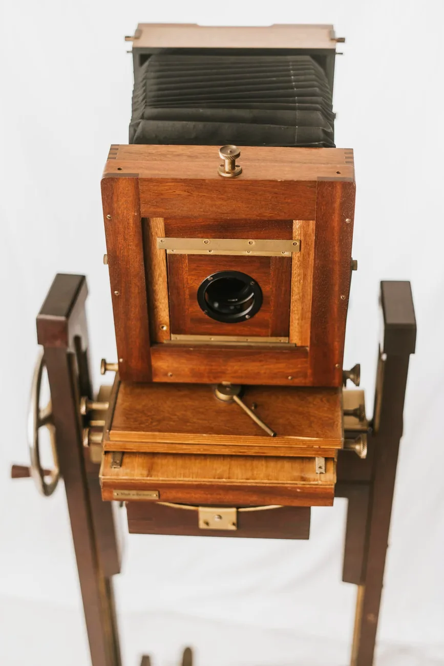 Fotobox Fulda mit Holzkamera auf Stativ