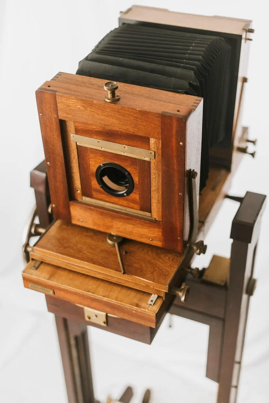 Vintage-Balgenkamera mit Messingbeschlägen