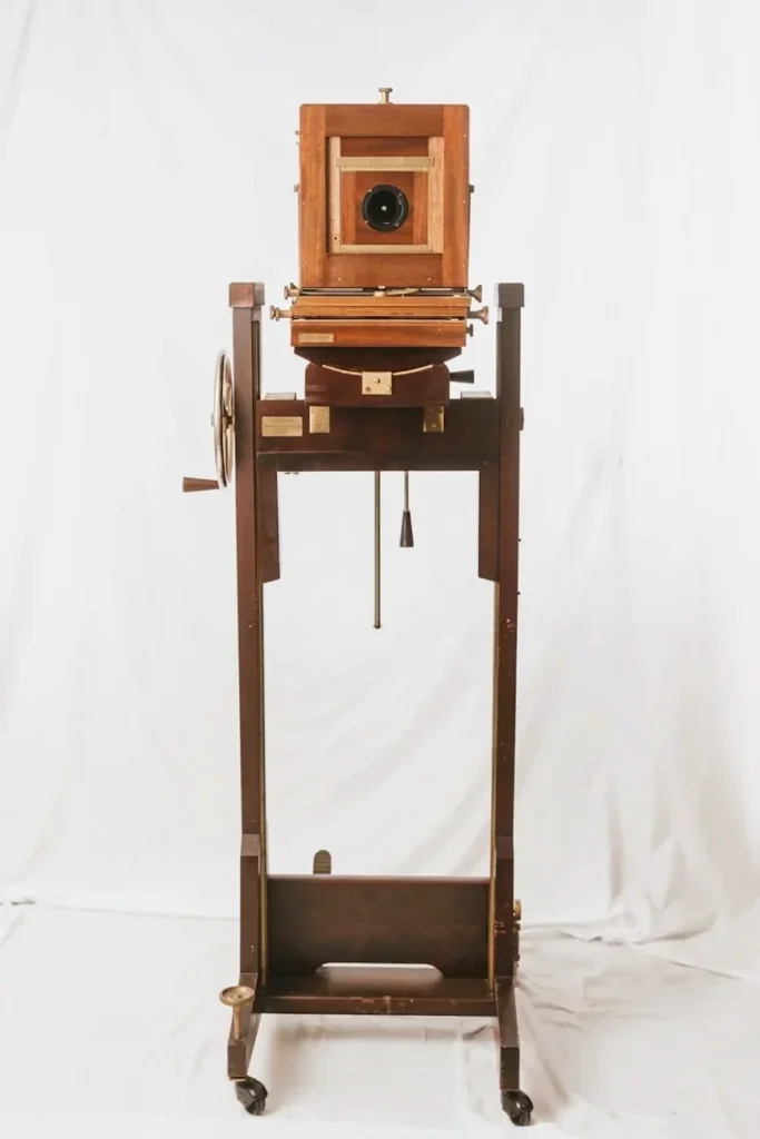 Vintage-Fotobox aus Holz-Balgenkamera auf Kamerastativ