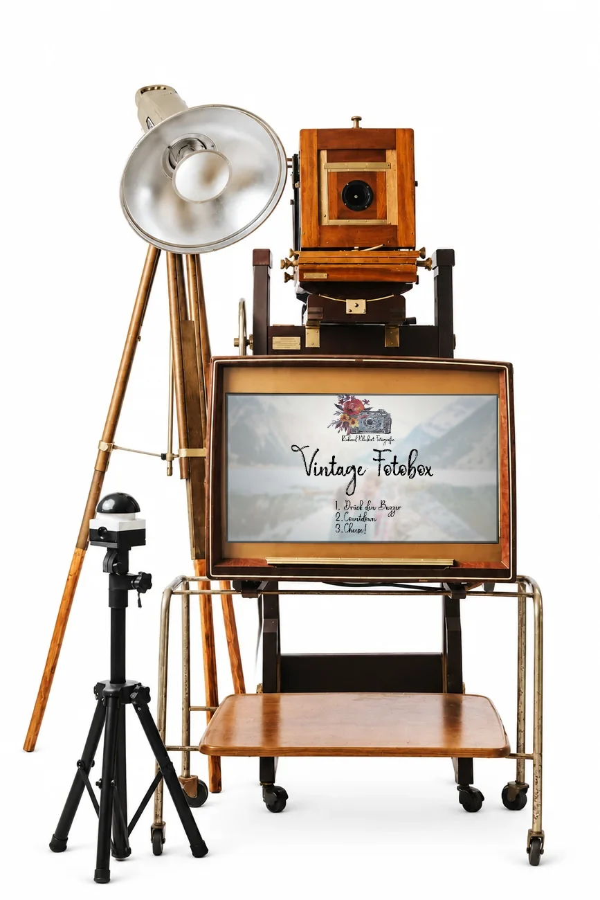 Vintage-Fotobox mit Balgenkamera, Blitzlampe und Startbildschirm im 50er-Jahre-Fernseher