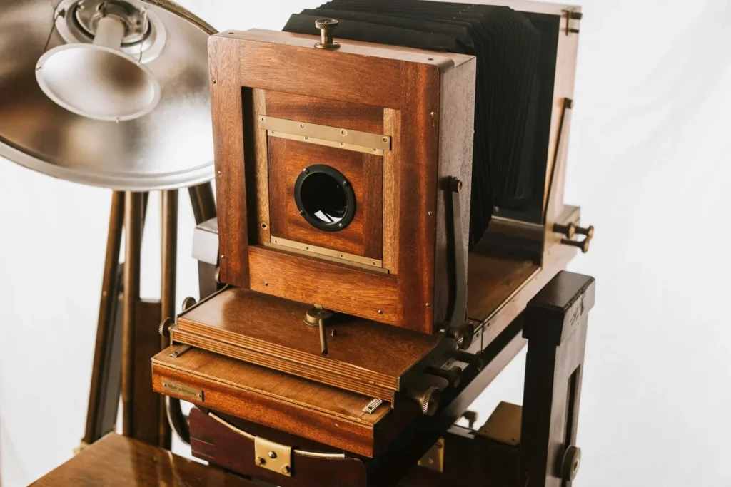 Vintage-Fotobox mit Balgenkamera und Blitzlampe